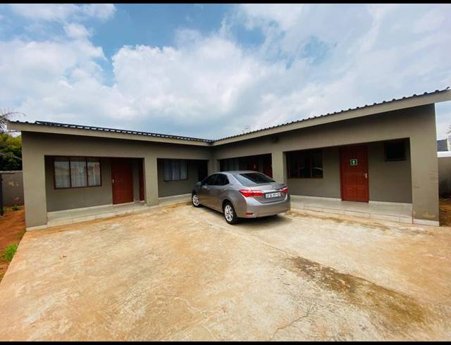 5 BEDROOM HOUSE FOR SALE IN LEACHVILLE EXT 3